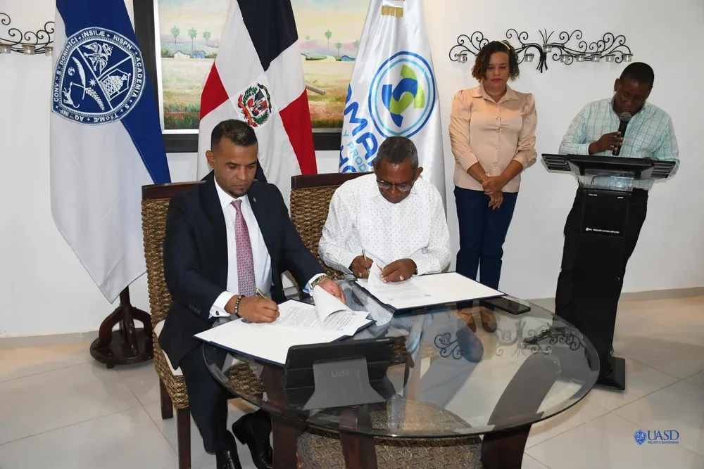 Firma del convenio entre la Camara y la UASD Recinto Barahona