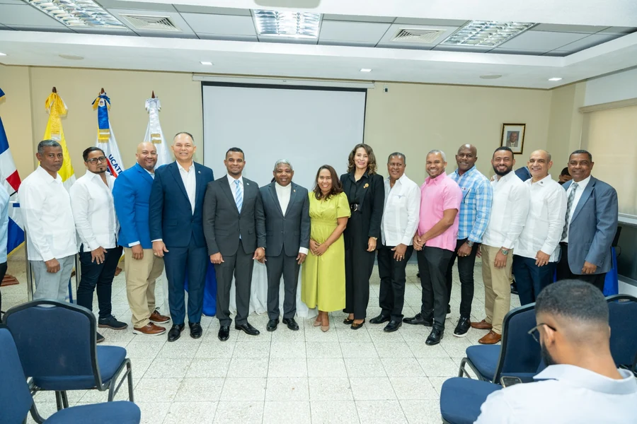 Firma del convenio entre la Cámara de Comercio y Producción de Barahona y UCATEBA