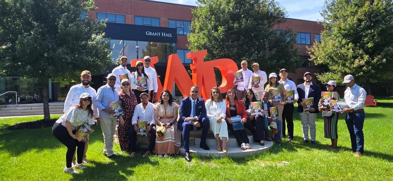 La delegación de la Cámara de Comercio de Barahona en el campus de William Paterson University con la Revista Barahona