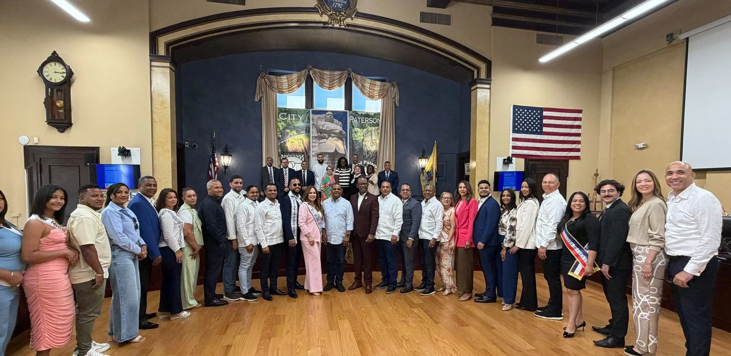 Bienvenida oficial de la delegaci&oacute;n de Barahona en el Ayuntamiento de Paterson, Nueva Jersey